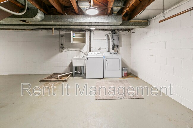 Building Photo - 4841 Pierce St.