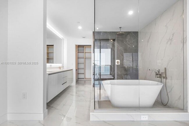 Building Photo - 700 NE 24th St