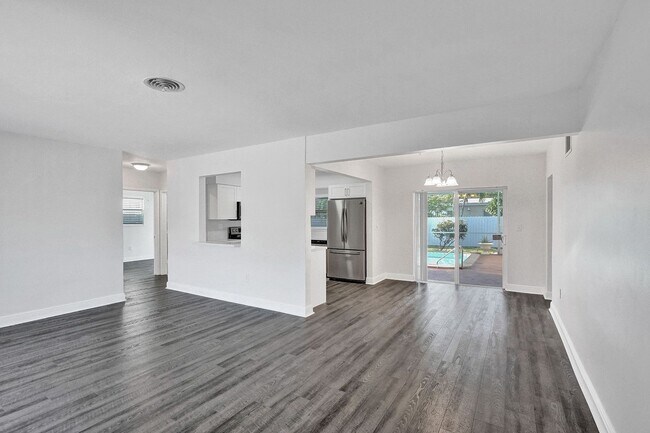 Building Photo - Beautiful 3 bedroom 2 bath Home in Miramar...