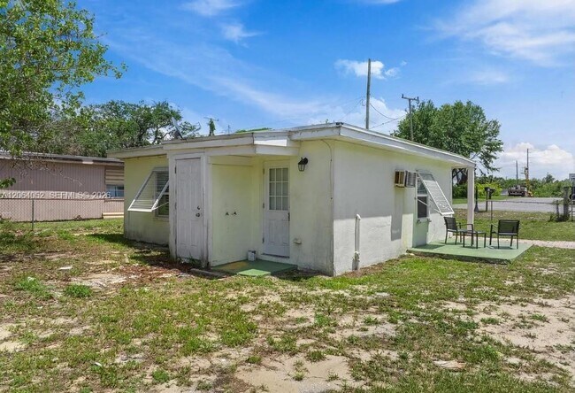 Building Photo - 122 Julian Dr