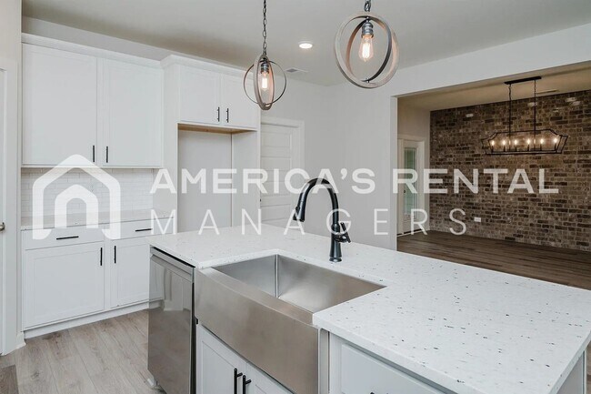 Building Photo - Modern Elegance at Unali Townes!