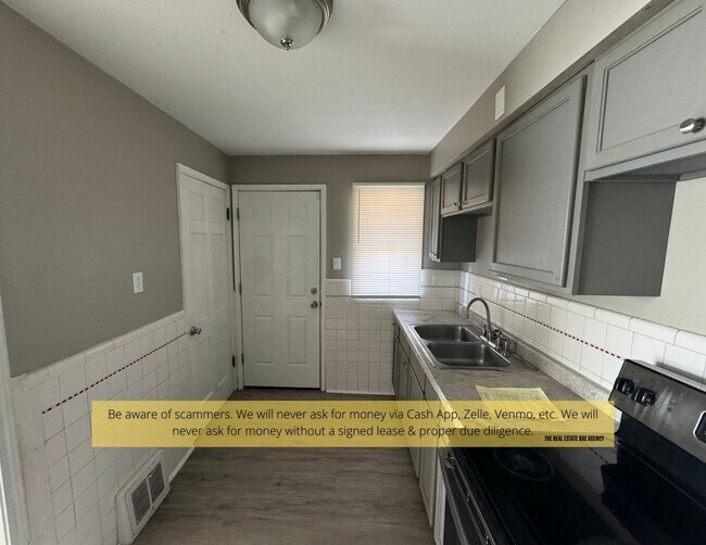 Building Photo - 10135 Cabot Dr