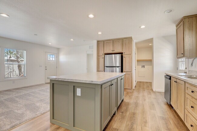 Building Photo - 6 Lapin St