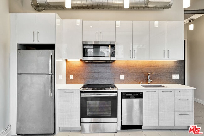 Building Photo - 939 S Broadway