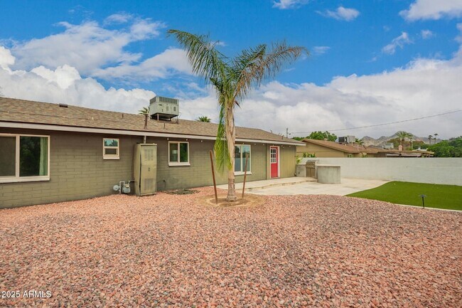 Building Photo - 501 E El Camino Dr