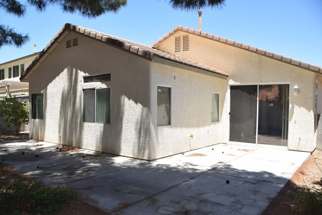 Building Photo - 1 STORY HOME IN GATED SE COMMUNITY