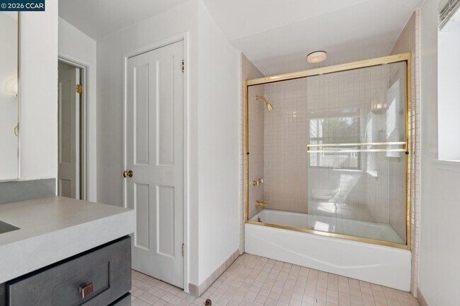 Building Photo - 660 La Casa Via