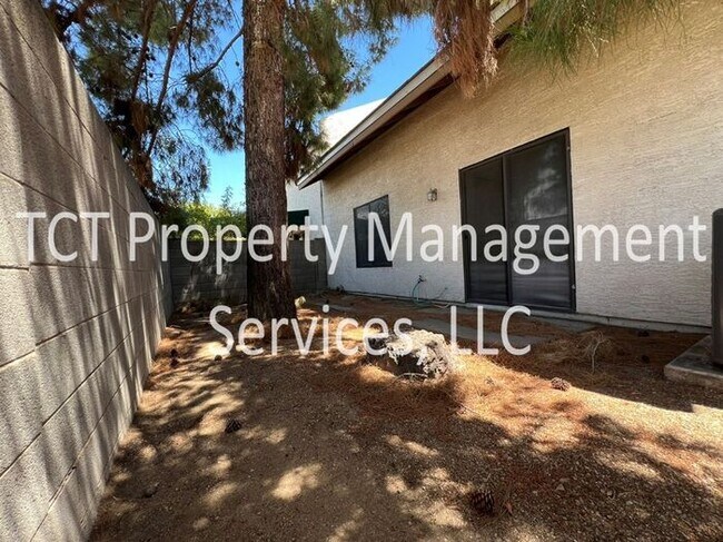 Building Photo - Beautiful Townhome with Fireplace