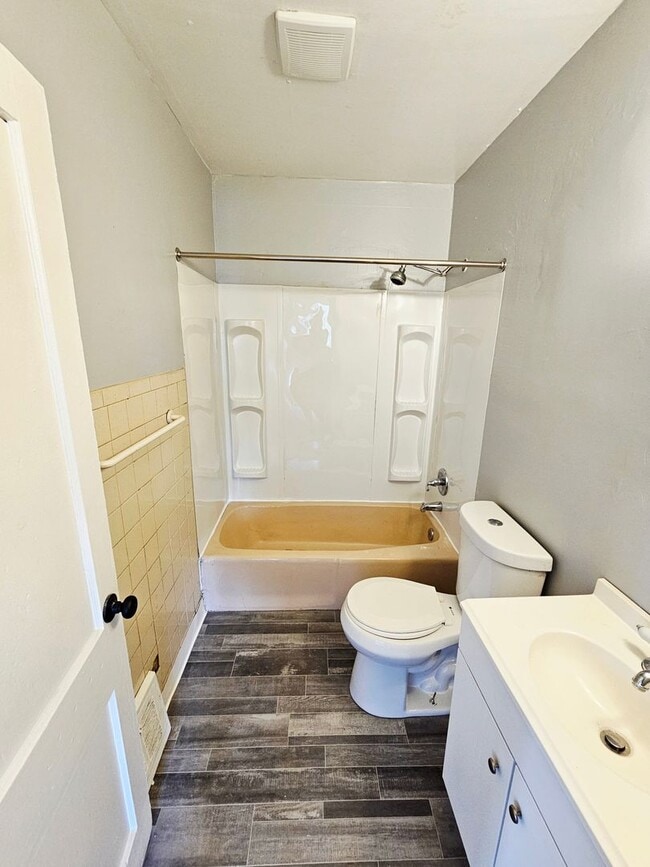 Building Photo - Move-In Ready 2BR/1BA Home w/ 2-Car Garage | Recently Updated