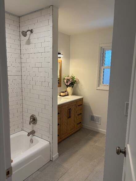 Building Photo - 1524 Pewaukee Rd