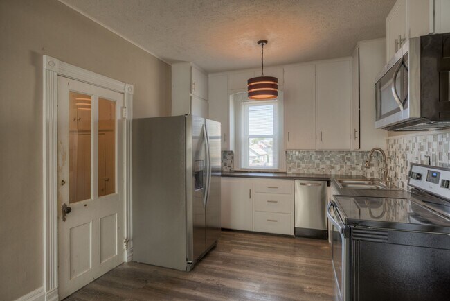 Building Photo - 5 Bedroom 2.5 Bath Midtown Home