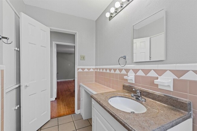 Building Photo - 511 N Oak Cliff Blvd