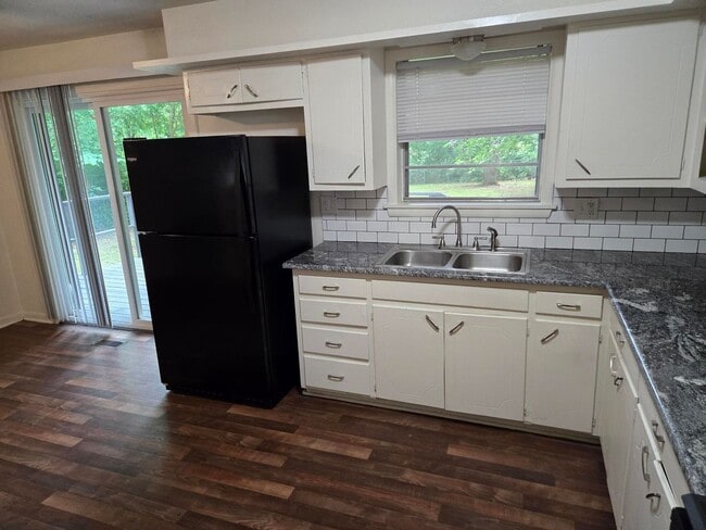 Building Photo - How amazing is this 3 BR 1 BTH home? You'l...