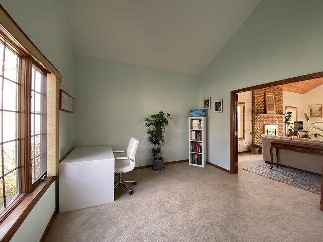 Building Photo - 150 Fairway Ct