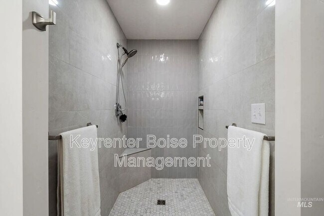 Building Photo - 4115 E Meadow Wood Dr