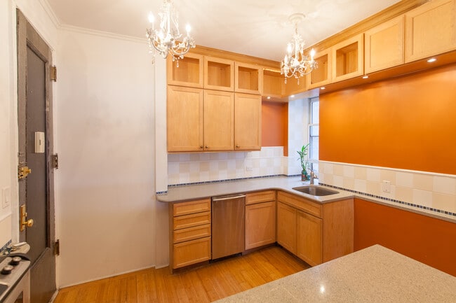 Building Photo - 127 W 82 St