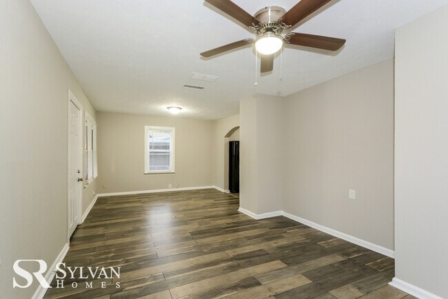 Building Photo - Cute, cozy and comfortable