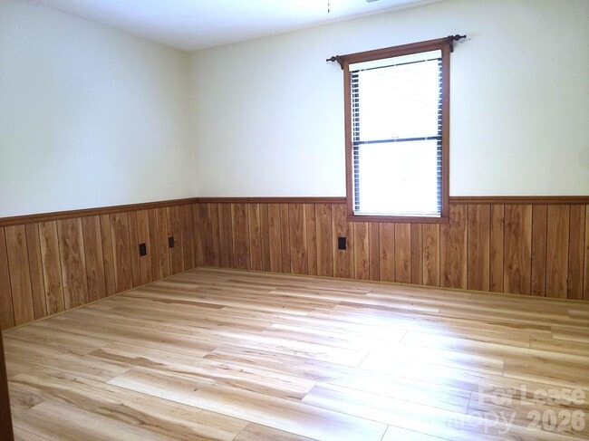 Building Photo - 2022 Oakdale Rd