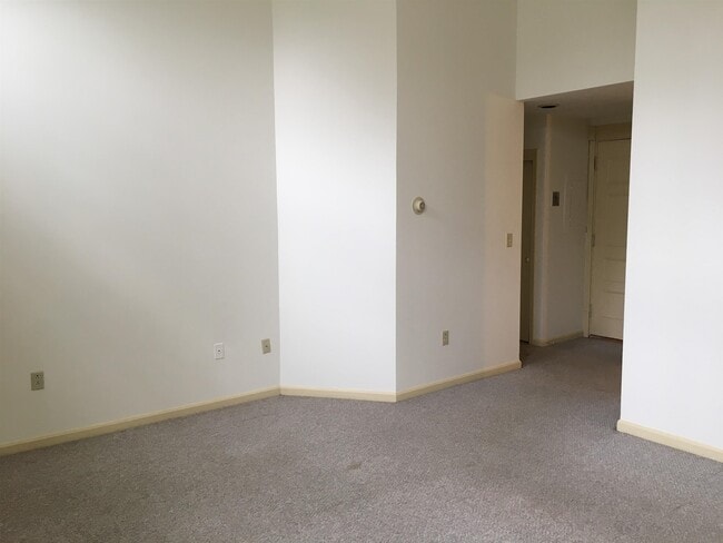 Building Photo - 521 Pine St