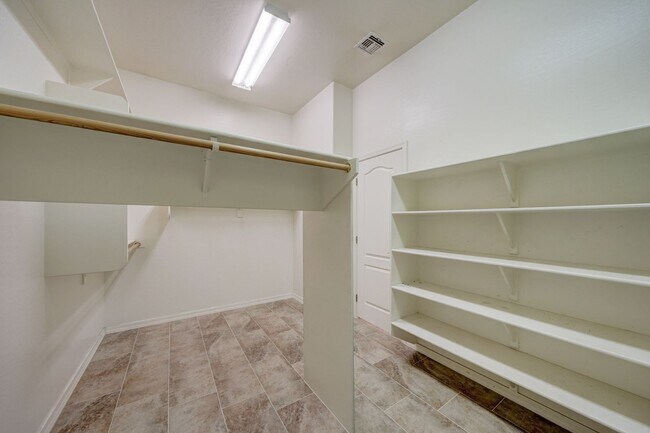 Building Photo - AVAILABLE NOW IN SHAMROCK ESTATES GILBERT!!!