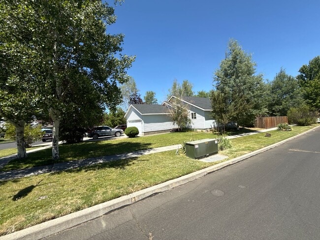 Building Photo - NE 3 Bdrm, 2 Bath, Gas Heat/Fireplace, Newer Carpet & Paint, Corner lot, Fenced Yard, DBL Garage