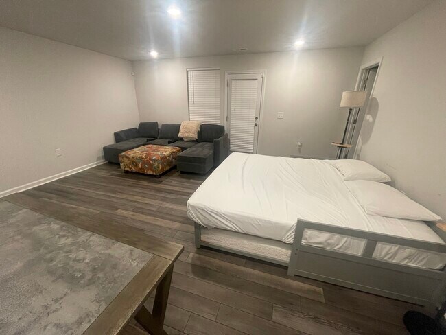 Ground floor owner's suite with ensuite full bathroom - 1081 Shoreside Dr