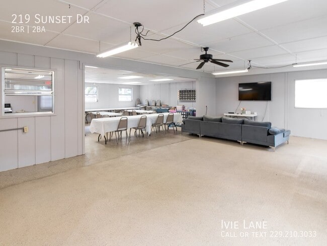 Building Photo - 219 Sunset Dr