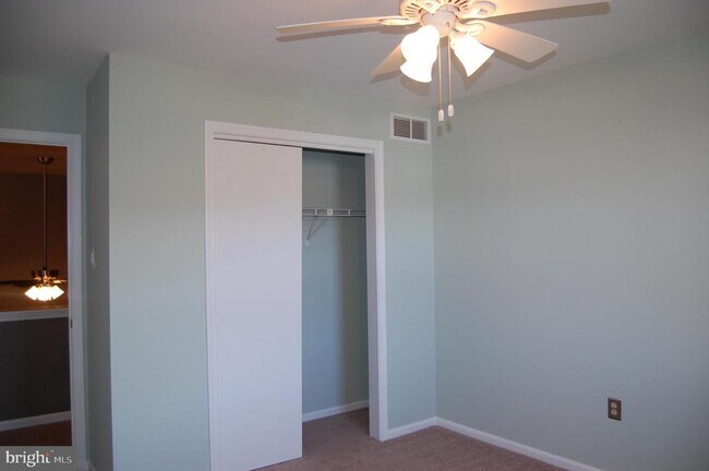 Building Photo - 131 Red Haven Dr