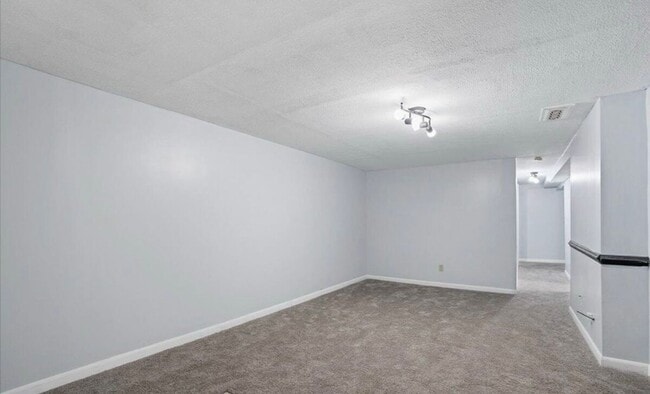 Building Photo - Updated Hillview Home! 3BR/2BA with Basement!