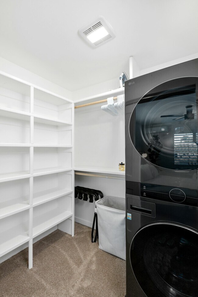 Building Photo - 663 S Tulip St