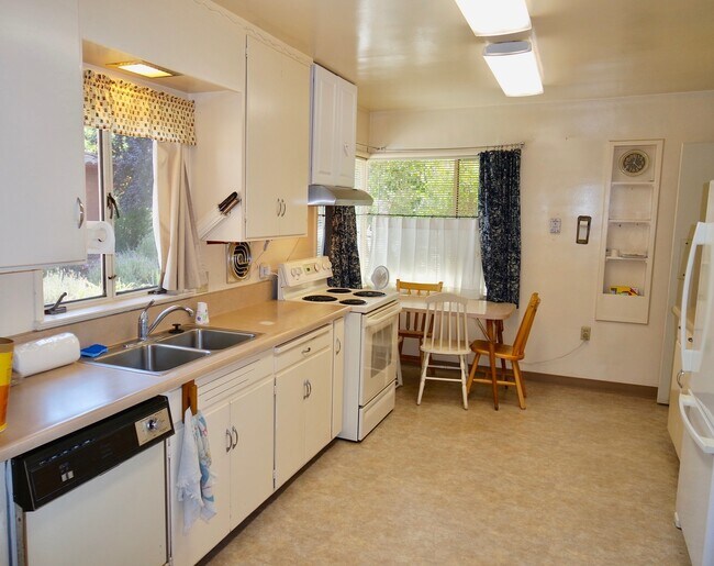 Building Photo - Willow Glen House with Spacious Yard