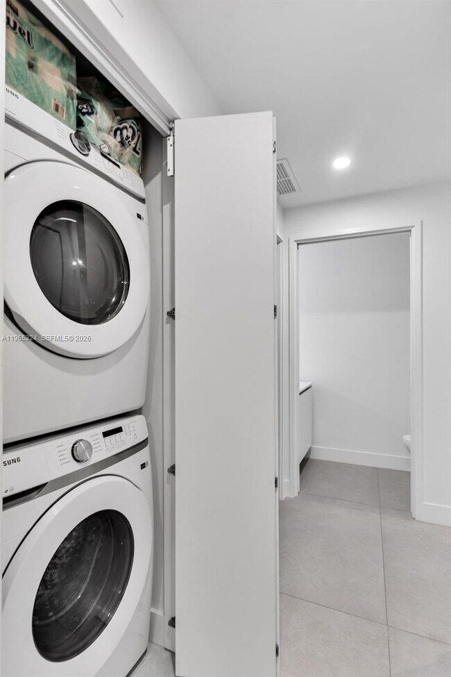 Building Photo - 700 NE 24th St