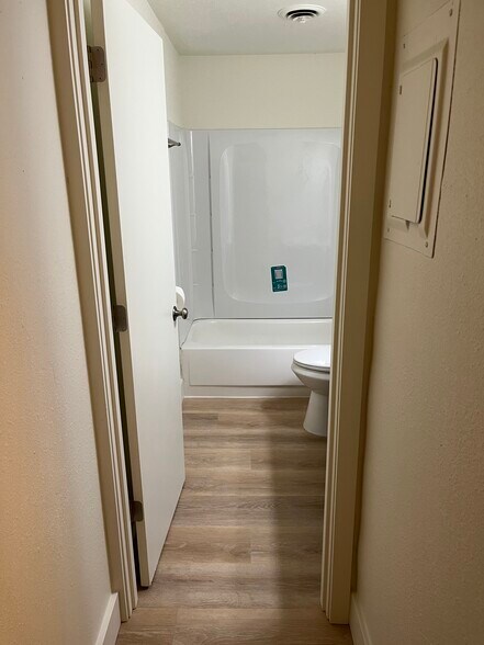 Building Photo - 415 SE Lacreole Dr