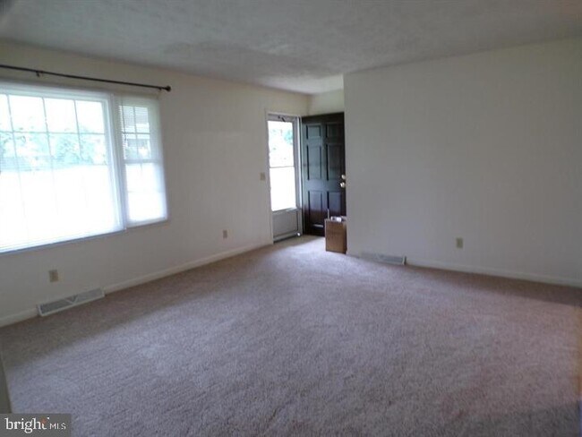 Building Photo - 111 Walnut Dr