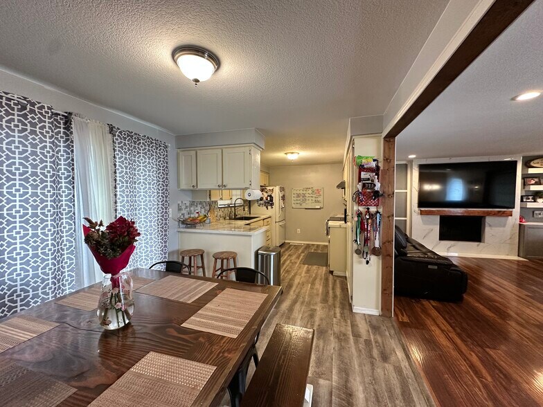Kitchen/dining area - 219 Thayer Dr