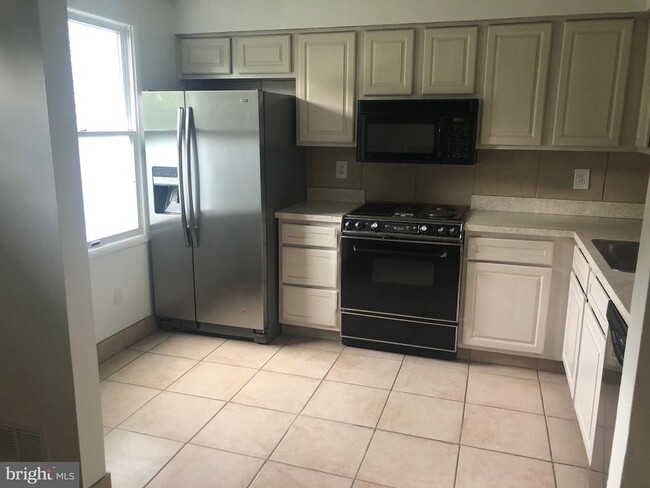 Building Photo - 8426 Lazy Creek Ct