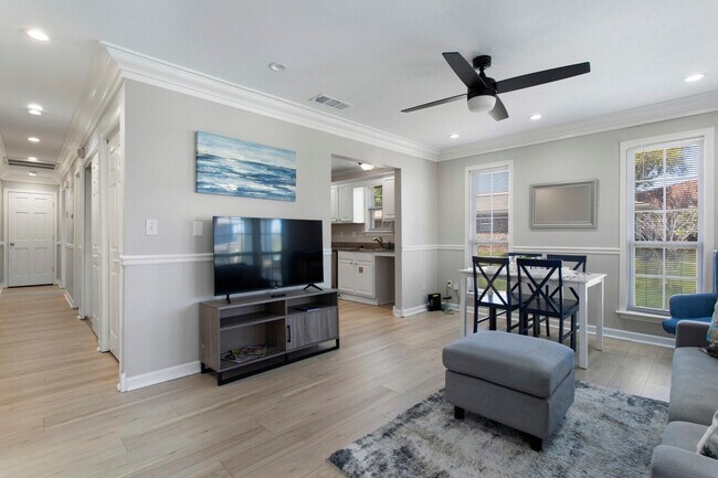 Building Photo - 426 Russell Ave