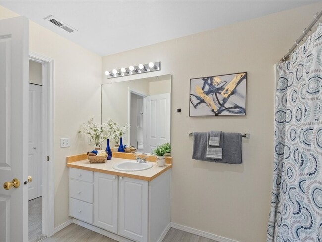 Building Photo - Available Now - 2 Bed/2 Bath End Unit Townhouse with Garage - Issaquah