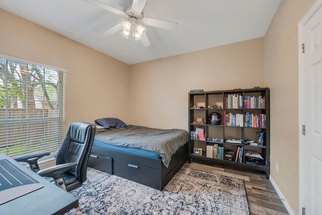 Building Photo - 1001 Krenek Tap Rd