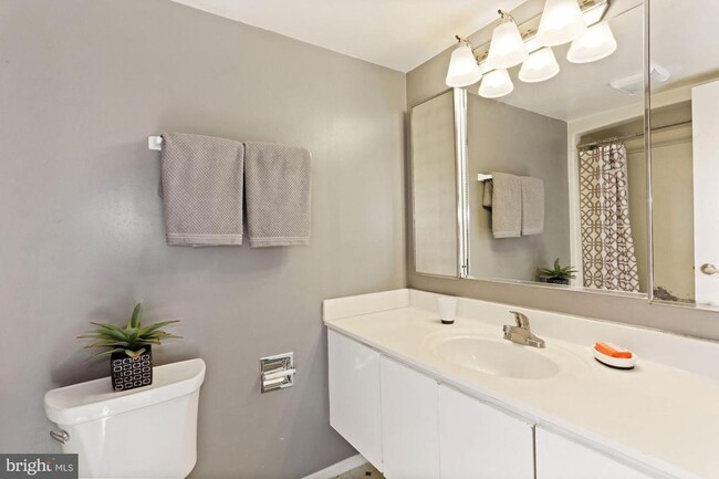 Building Photo - Move In Ready!