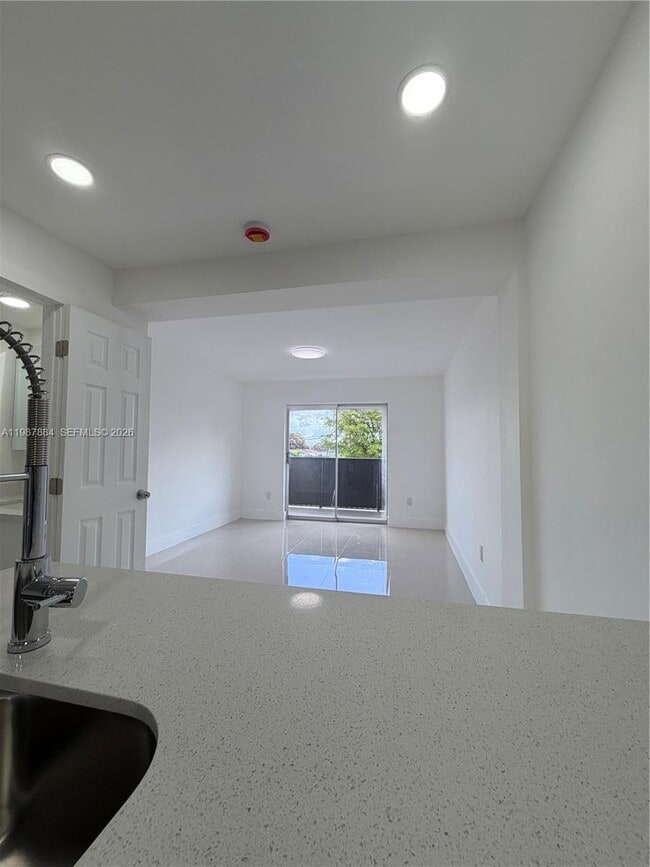 Building Photo - 1550 W 7th Ct