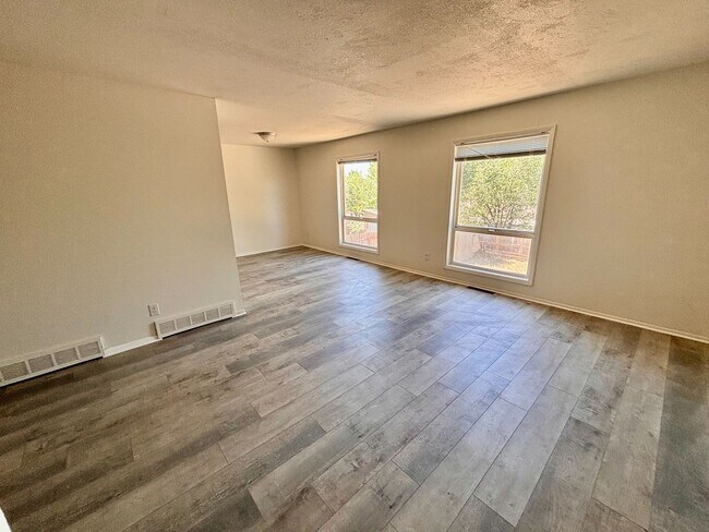 Building Photo - Spacious 4-Bedroom Home in Central Colorado Springs