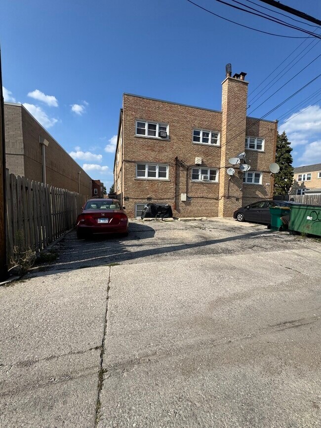Building Photo - 5927 W Addison St
