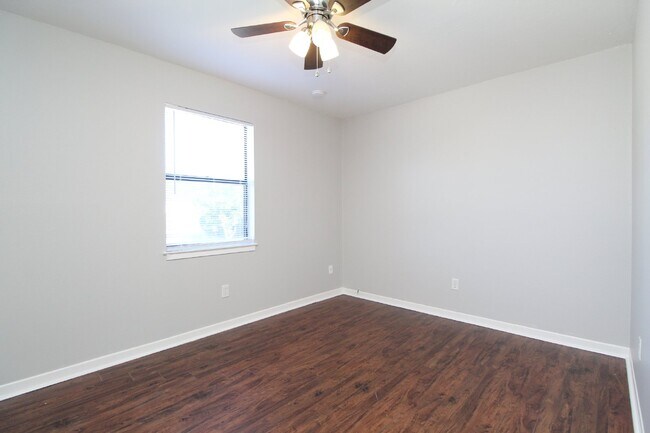 Building Photo - 3BR/2BA with Garage & Fenced Yard – Availa...