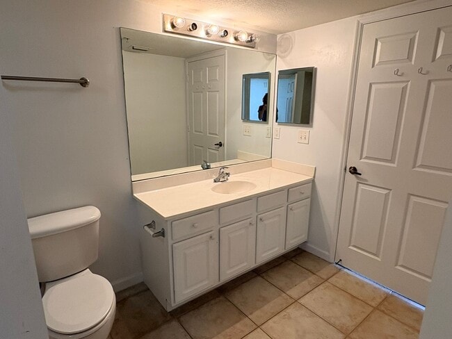Building Photo - 2/2 Condo for Rent in Fort Myers