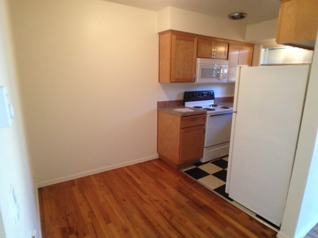 Building Photo - Lower 1bed, bike storage, great location, all dogs welcome!