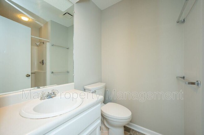 Building Photo - 6943 Brookview Dr