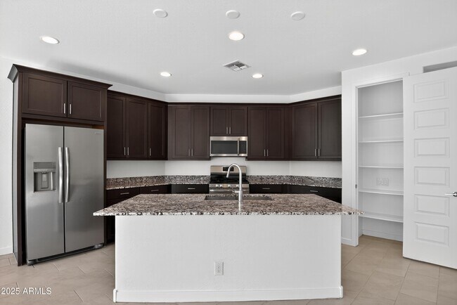 Building Photo - 2555 W Sunland Ave