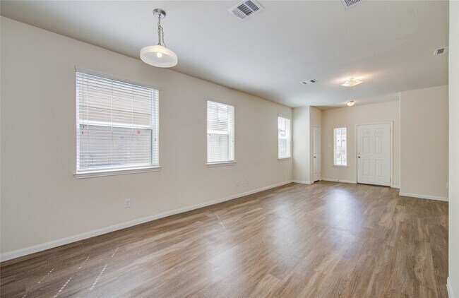 Building Photo - 10410 Solitude Way