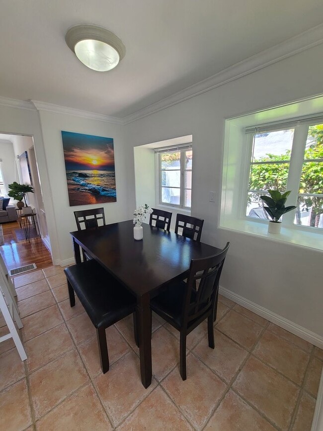 Building Photo - Charming 2 Bed 1 bath "fully furnished mon...